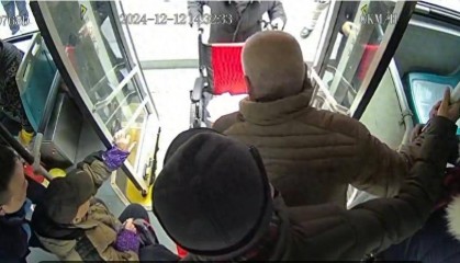 老年乘客没站稳摔倒 武汉公交24路驾驶员暖心搀扶