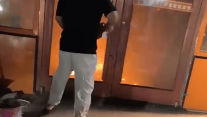 山东菏泽一男子去买奶茶顺道破门灭了个火：举手之劳，店主事后已道谢