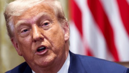 中方连抛3820亿美债，美国担忧的事来了，关键时刻巴菲特清空中企股票，信号不简单