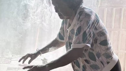 放弃照顾奶奶 失业的孙女发帖获4万点赞