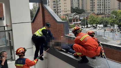 男子安装空调从6楼坠落至2楼平台，经抢救脱离生命危险：楼下雨棚救了他一命