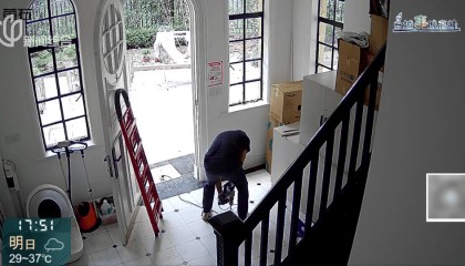 上海这对夫妇住洋房遇到“疯狂邻居”：楼道放大便