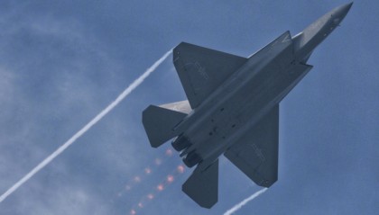 歼35一言不合开加力！拉出漂亮马赫环垂直爬升，为何不如苏57精彩