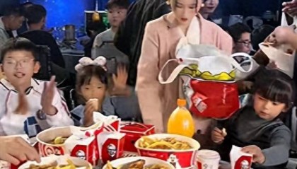 安徽马鞍山一酒席为小朋友单开两桌炸鸡汉堡，拍摄者：小朋友坐在一起不吵不闹