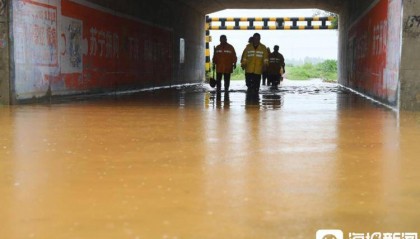 直击暴雨中的线路工：日行6公里清淤，凌晨两三点钟出巡