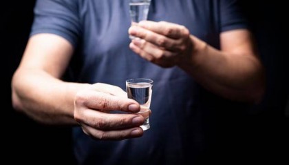 男子到女友姑父家做客不听劝阻饮酒过多死亡，家属索赔47万元，一审判了