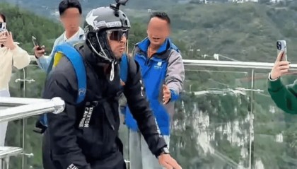 视频疯传！外国男子在云南跳伞时开伞失败急速坠落？