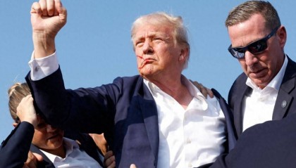 特朗普79岁生日阅兵成“笑柄”：士兵打地铺啃干粮，现场冷清如“鬼城”！