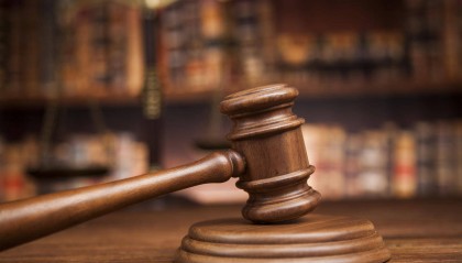 男子入室盗窃被发现后竟将女子压在床上，一审被判6年半 上诉称不构成抢劫罪而是想猥亵对方被驳回