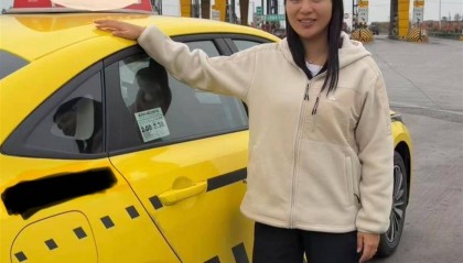 重庆女子乘“黄色法拉利”去内蒙古策马奔腾，当事人：拦了十多辆车才有司机接单，计价器爆表了