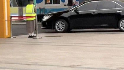 杭州一小学老师开车进校学生敬礼高喊“老师早”引争议