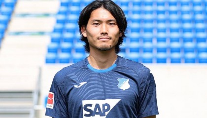 太惨！日本主力后卫德甲首秀重伤 18强赛曾经历睾丸破裂