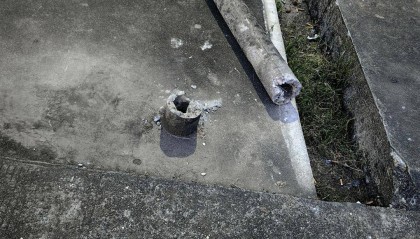 5岁女童被水泥杆砸中不幸身亡 家属：杆上有明确标识和编号，望尽快查清所属单位