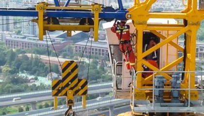 40℃高温！合肥一塔吊操作员因身体不适被困 消防百米高空救援