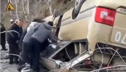 “车顶都没了”！山西五台山景区一面包疑刹车失灵翻扣路面，13名被困者全部获救，当地回应：好像是在检票口追尾，无人员身亡