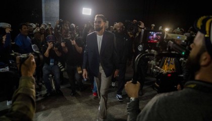 最高礼遇！400名工作人员戴船长帽夹道欢迎克莱