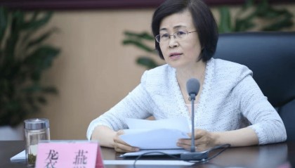 袭燕被解聘山东省政府参事职务，其曾任山东省卫健委党组书记，今年7月主动投案