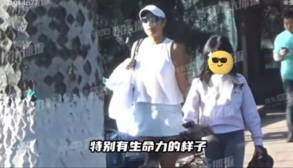 湖南籍超模瞿颖，和男友带两个女儿一起打网球