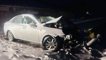 浙江女司机雪夜被困川西高原，为避免坠崖撞向路边防护栏受伤 警方凌晨紧急救援