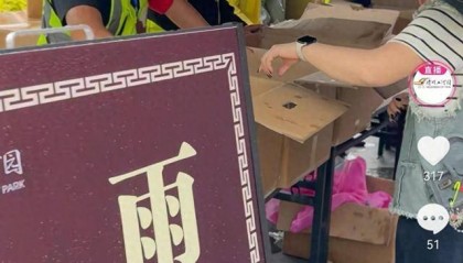 河南开封一景区50万件雨衣免费发放，游客：这就是格局！