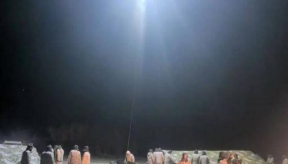西藏灾区，无人机整晚不间断照明救援，印军：避免与解放军夜战