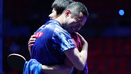 张本智和负于王楚钦无缘决赛，赛后与恩师田势邦史拥抱告别