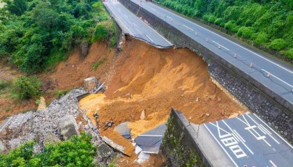广西百色高速公路塌陷未造成人员伤亡 仍在缓慢滑塌
