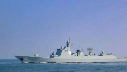 两岸军舰再次对峙，台军挑衅遭解放军驳斥，052D卸下主炮炮衣亮剑，台舰艇灰溜溜撤离，岛内“绿媒”气得跳脚