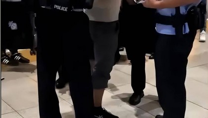 男子在高铁车厢内抽烟，遭举报被民警戴铐带走，12306：高铁上吸烟违法，严重将导致列车停驶