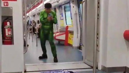 引发地铁乘客恐慌，“病号服”和“绿巨人”被行政处罚！