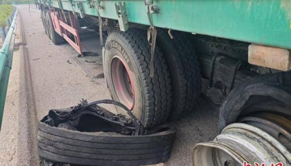 山西大同：两辆货车高速爆胎 露出“百吨王”原形