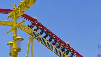 乐高乐园的乐高大飞车发生卡住事故，游客受困空中40分钟，回应称安全到达地面无人员伤亡，尚未有补偿方案