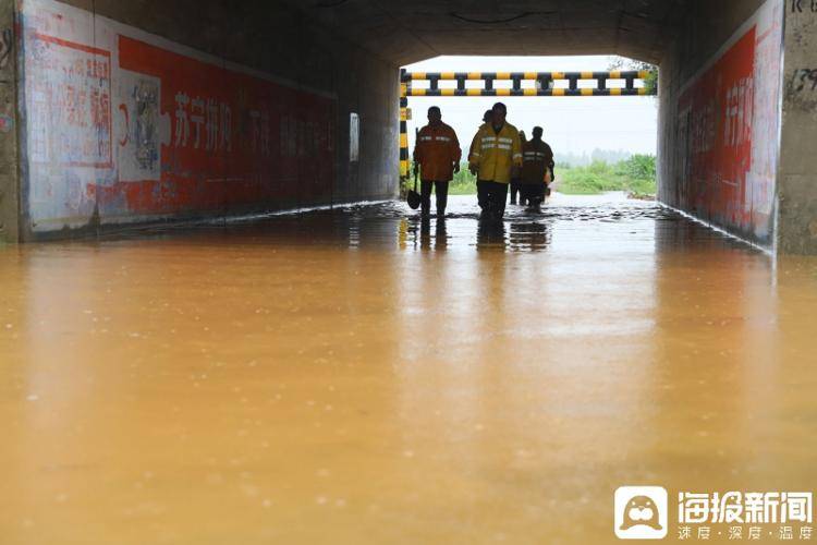 直击暴雨中的线路工：日行6公里清淤，凌晨两三点钟出巡
