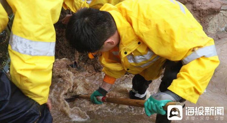 直击暴雨中的线路工：日行6公里清淤，凌晨两三点钟出巡
