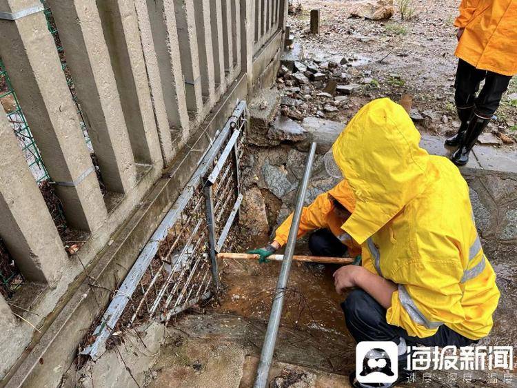 直击暴雨中的线路工：日行6公里清淤，凌晨两三点钟出巡