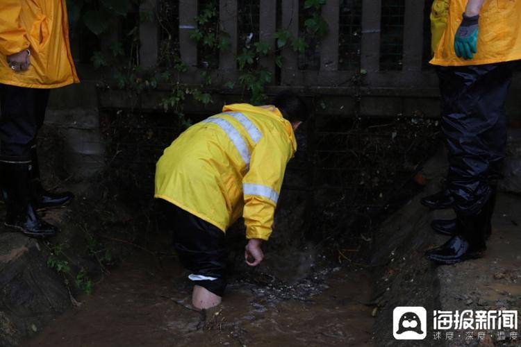 直击暴雨中的线路工：日行6公里清淤，凌晨两三点钟出巡