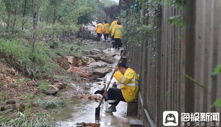 直击暴雨中的线路工：日行6公里清淤，凌晨两三点钟出巡