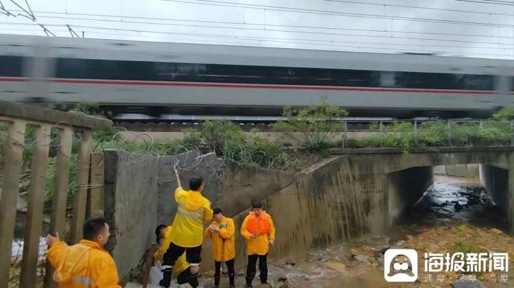直击暴雨中的线路工：日行6公里清淤，凌晨两三点钟出巡