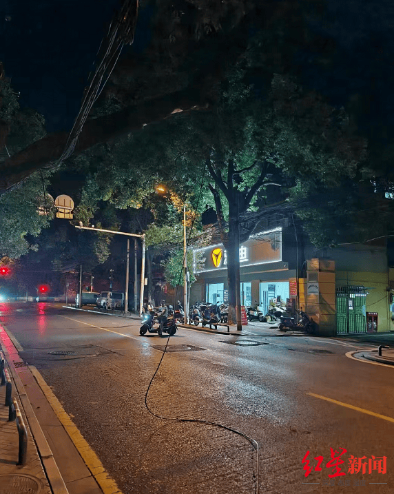 男主播骑车载女友回家被路边掉落网线勒伤脖子，索赔3万陷僵局 律师解读该谁赔