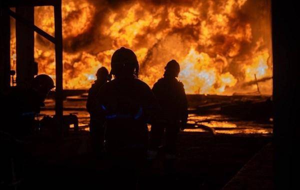 普京耐心被消耗殆尽，连炸72小时抹平油厂，阿塞拜疆还敢接招吗？