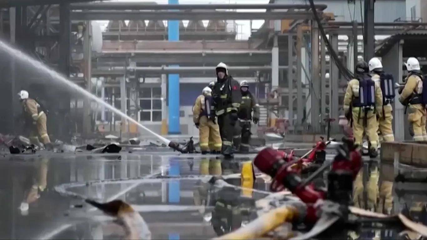 普京耐心被消耗殆尽，连炸72小时抹平油厂，阿塞拜疆还敢接招吗？