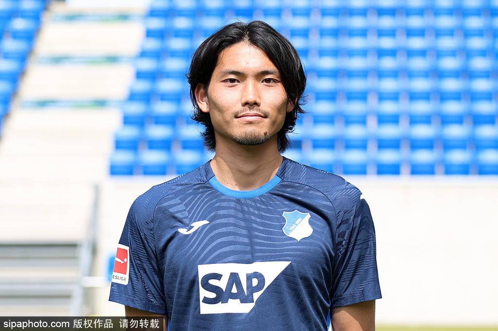 太惨!日本主力后卫德甲首秀重伤 18强赛曾经历睾丸破裂