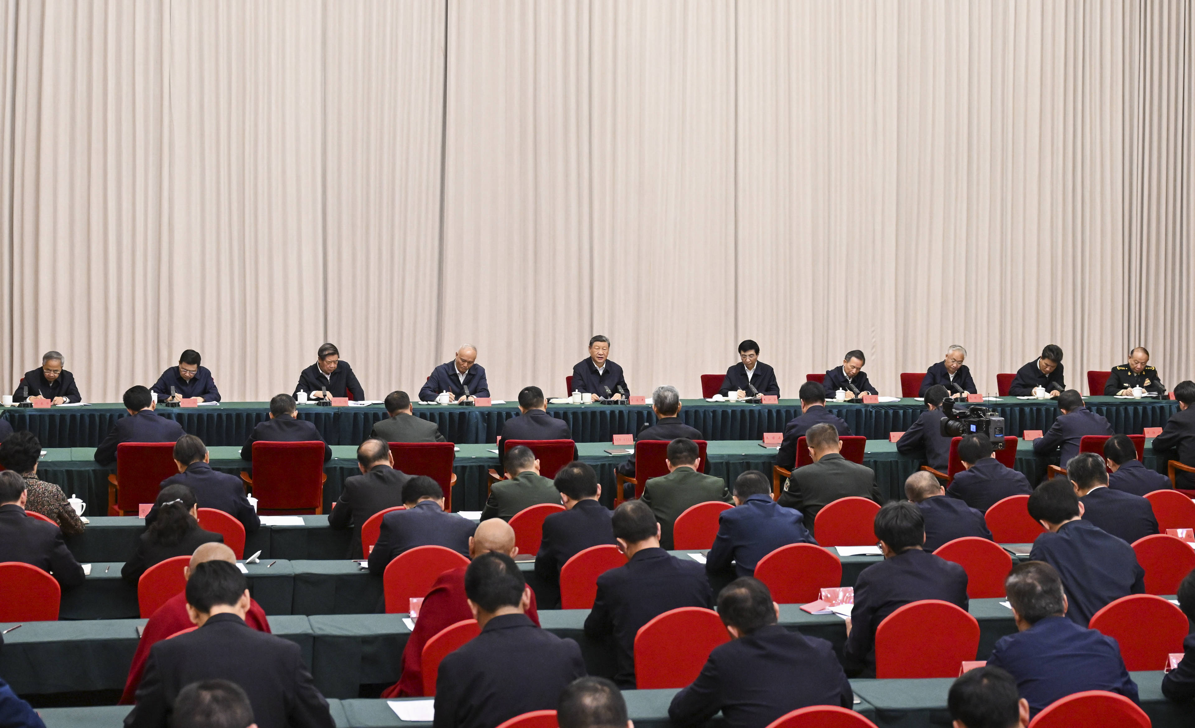 “共建中华民族共同体 书写美丽西藏新篇章”——习近平总书记率中央代表团出席西藏自治区成立六十周年庆祝活动纪实