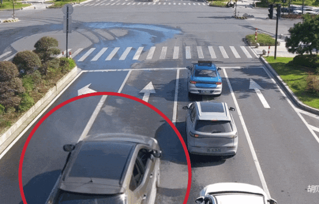 一轿车突然马路上倒行，紧接起火！司机：糟了，没灭火器……