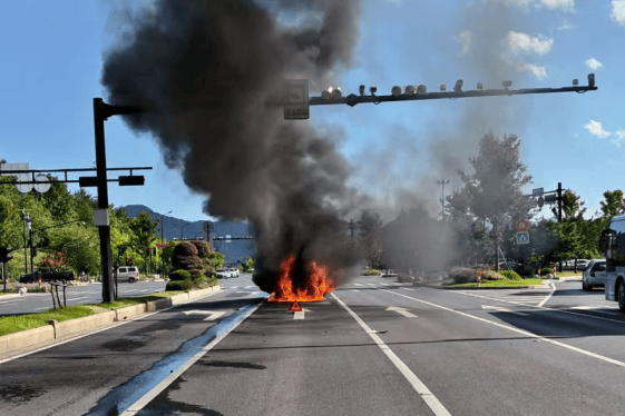一轿车突然马路上倒行，紧接起火！司机：糟了，没灭火器……