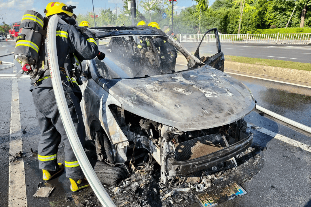 一轿车突然马路上倒行，紧接起火！司机：糟了，没灭火器……