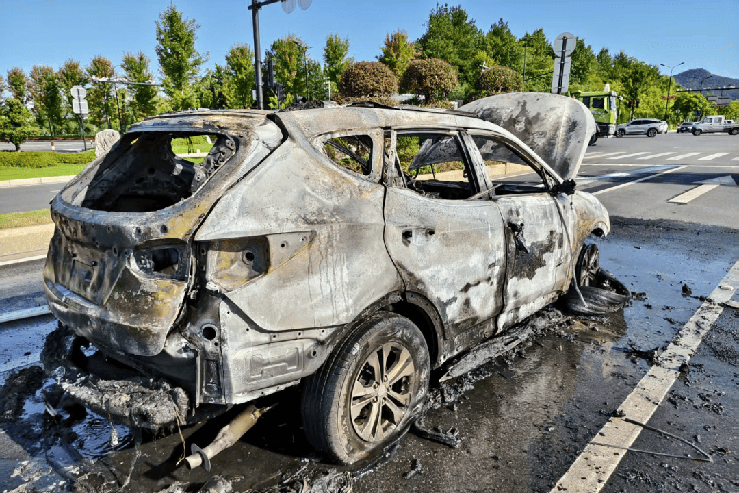 一轿车突然马路上倒行，紧接起火！司机：糟了，没灭火器……