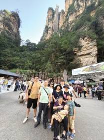 “00后”小伙带96岁外婆登上天门山