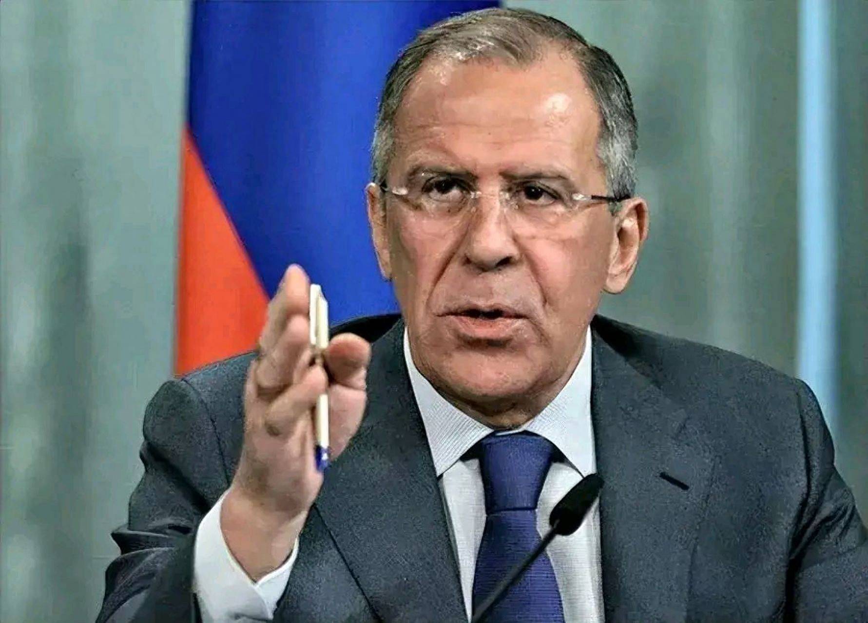 泽连斯基还没给脸就不要脸,我主张派遣部队到乌克兰维和