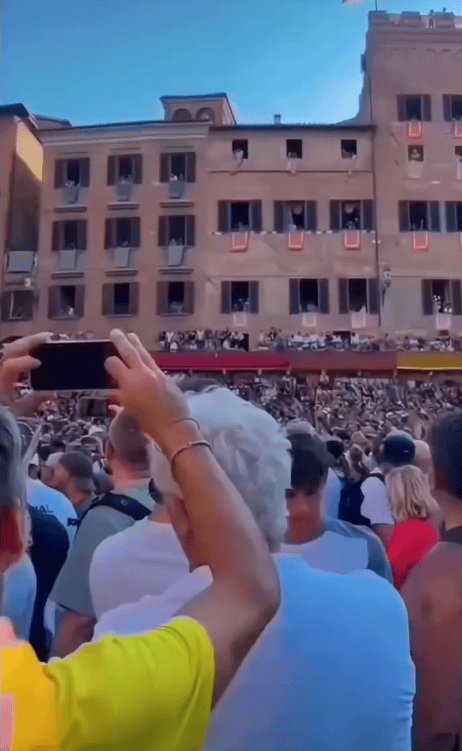 67岁生日麦当娜与鲜肉男友同吃Labubu蛋糕,造型致敬子弹胸罩